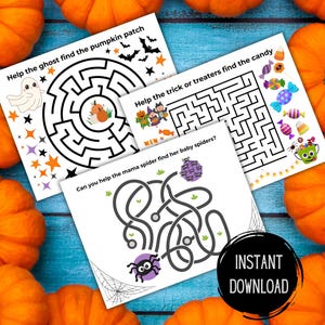 Op de afbeelding: Drie afdrukbare Halloween-doolhofactiviteitsbladen met een geest, trick-or-treaters en een spin. De bladen liggen op een blauwe houten achtergrond met pompoenen.
