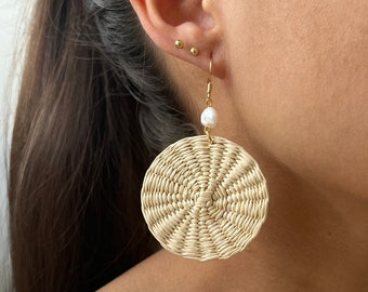 Raffia pearl earrings | summer pearl earrings pearls | anti tarnish gold-filled studs | Rattan Earrings | Dangle rattan Earrings