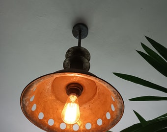 Industriële plafondlamp, bedekt met roestpatina in grijs- en zilvertinten, vintage charme