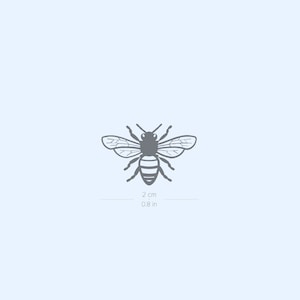 Petit tatouage semi-permanent de 2 semaines sur une petite abeille minimaliste (ensemble de 2)