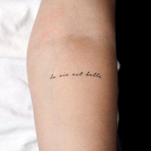 La Vie Est Belle Semi-Permanent 2-Wochen Tattoo (2er Set)