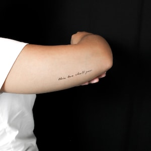 Esto también pasará tatuaje semipermanente de 2 semanas (juego de 2)