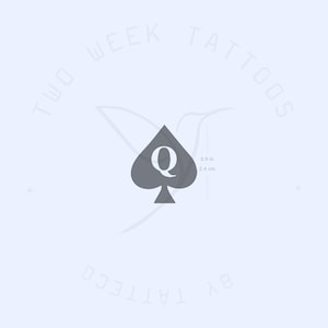Peut inclure: Un motif de tatouage en forme de pique gris avec la lettre "Q" au centre, mesurant 2,4 cm (0,9 po). Le motif est entouré du texte "TWO WEEK TATTOOS BY TATTECO" en gris clair, sur fond bleu clair.