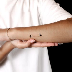 Piccoli uccelli minimalisti su filo tatuaggio semipermanente di 2 settimane (set di 2)