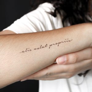 Tatuaggio semipermanente di 2 settimane Alis Volat Propriis (set di 2)