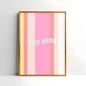 Puede incluir: Una impresión enmarcada con un fondo a rayas rosa, amarillo y naranja. El texto "DJERF AVENUE" está impreso en blanco en la impresión.