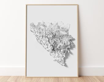 Könnte beinhalten: Eine weiße und graue 3D-topografische Karte von Bosnien und Herzegowina, gedruckt auf Papier und in einem hellen Holzrahmen gerahmt.