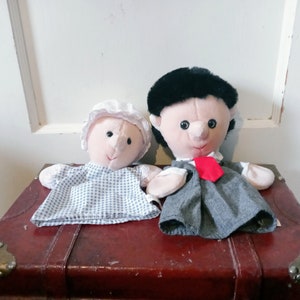 Vintage 1990er 2er Set Plushups Mann mit Anzug und Baby mit Häubchen Handpuppen Spielzeug