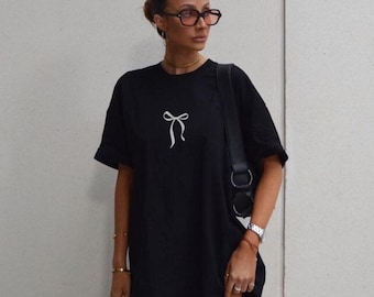 ガーリーなホワイトのリボンTシャツ、コケットリボンシャツ、ミニマリストなリボングラフィックTシャツ、ソフトガールの美的トップス、キュートなフェミニンTシャツ