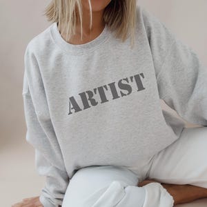 Sweat-shirt ARTIST - col rond créatif minimaliste, pull à la typographie audacieuse pour les artistes, cadeau tendance pour les créatifs, pull confortable pour école d&#39;art