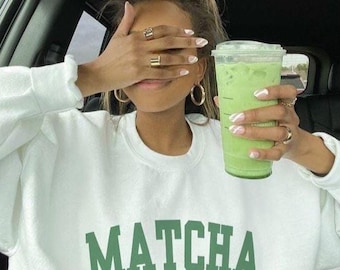 抹茶スウェットシャツ - 抹茶ラテ風クルーネック、緑茶好きへのギフト、Pinterest風ジャンパー、トレンドの抹茶ガールスウェットシャツ、バイラル