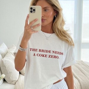 Das Braut-braucht-ein-Cola-Zero-Shirt, Hochzeitsmorgen-T-Shirt, Braut-Fertigmachungs-Outfit