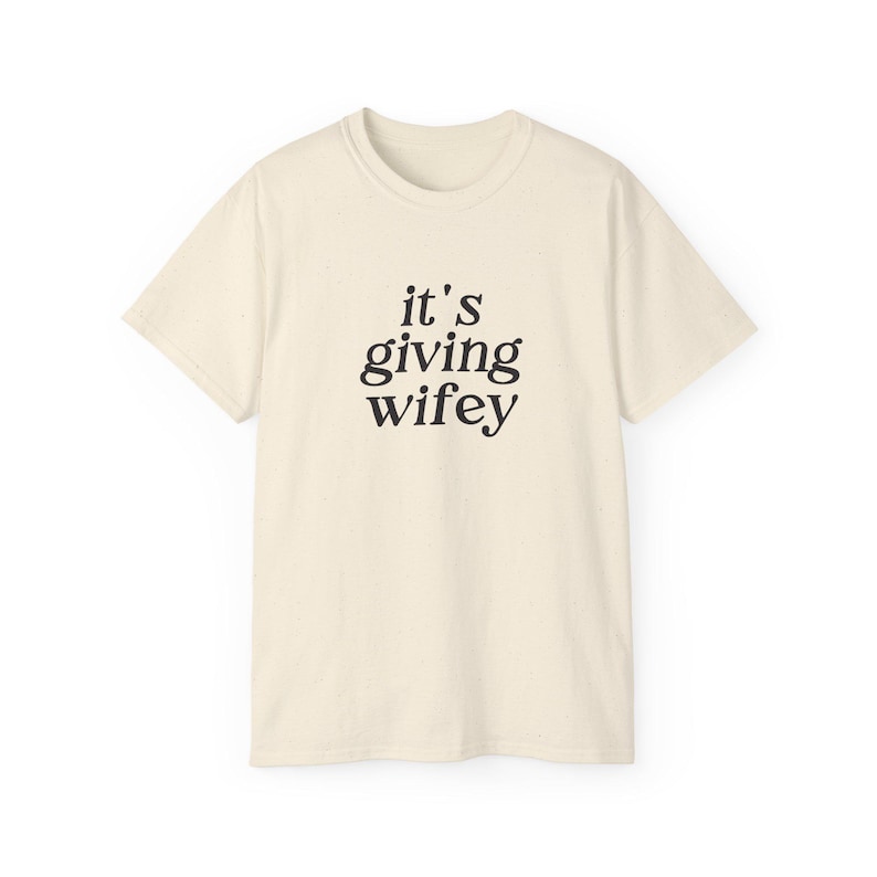 Its Giving Wifey T-shirt - Bride to Be-shirt, pasgetrouwde T-shirt, aangepast verlovingscadeau, huwelijksreisoutfit, trouwdag T-shirt, Wifey Vibes, bruid afbeelding 5