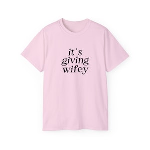 Its Giving Wifey T-shirt - Bride to Be-shirt, pasgetrouwde T-shirt, aangepast verlovingscadeau, huwelijksreisoutfit, trouwdag T-shirt, Wifey Vibes, bruid afbeelding 7