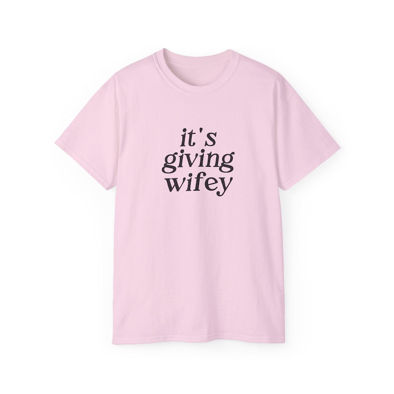 Its Giving Wifey T-shirt - Bride to Be-shirt, pasgetrouwde T-shirt, aangepast verlovingscadeau, huwelijksreisoutfit, trouwdag T-shirt, Wifey Vibes, bruid afbeelding 7