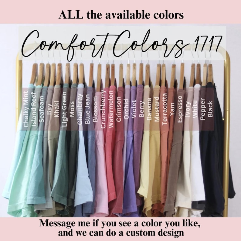 Puede incluir: Exhibici&oacute;n de camisetas Comfort Colors 1717 en varios colores, incluyendo Chalky Mint, Island Reef y Negro, colgadas en una percha dorada. El texto "ALL the available colors" y "Comfort Colors 1717" es visible.