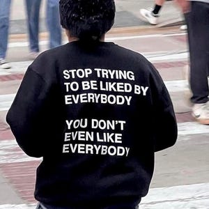 Hören Sie auf zu versuchen, von allen gemocht zu werden Unisex-Sweatshirt - Perfektes Geschenk für den besten Freund, minimalistische Pinterest-Ästhetik, trendige lustige Pullover