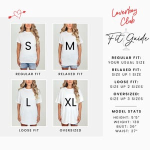 以下が含まれることがあります： 4人のモデルがS、M、L、XLの異なるサイズを着ているTシャツのサイズチャートです。チャートは、各サイズのフィット感を示しています：レギュラー、リラックス、ルーズ、オーバーサイズ。モデルの身長は165cm、体重は59kgです。バストは91cm、ウエストは69cmです。