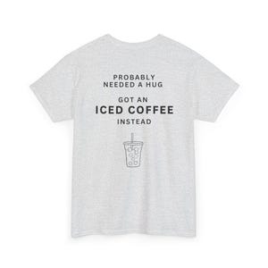多分ハグが必要 アイスコーヒーTシャツ - 面白いコーヒー好きのコットンシャツ、TikTokで話題のTシャツ 画像 4