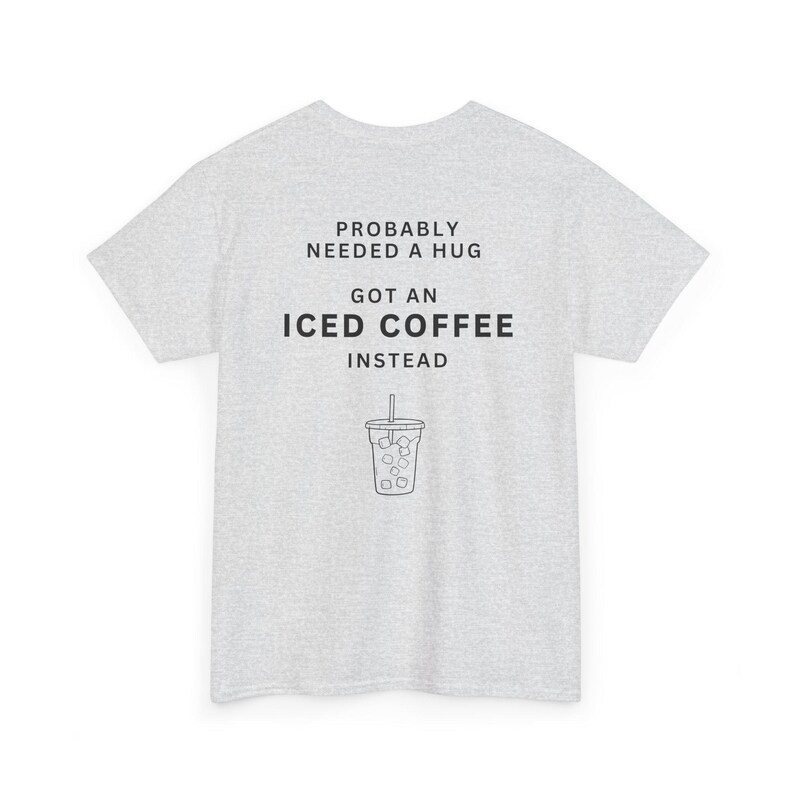 多分ハグが必要 アイスコーヒーTシャツ - 面白いコーヒー好きのコットンシャツ、TikTokで話題のTシャツ 画像 4