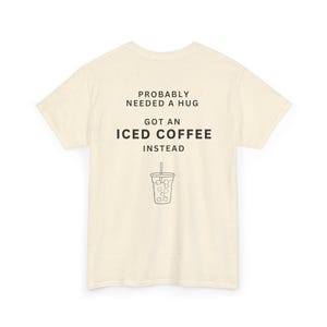 多分ハグが必要 アイスコーヒーTシャツ - 面白いコーヒー好きのコットンシャツ、TikTokで話題のTシャツ 画像 5