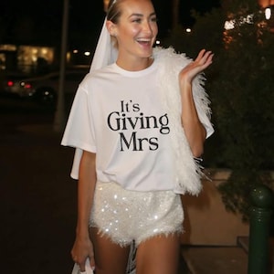 Camiseta "It's Giving Mrs", camiseta "Bride Era", camiseta "Future Mrs", top "Novia a ser", atuendo de despedida de soltera, regalo de despedida de soltera, camiseta de compromiso