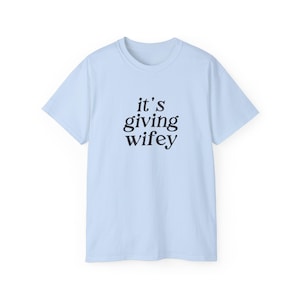 Its Giving Wifey T-shirt - Bride to Be-shirt, pasgetrouwde T-shirt, aangepast verlovingscadeau, huwelijksreisoutfit, trouwdag T-shirt, Wifey Vibes, bruid afbeelding 6