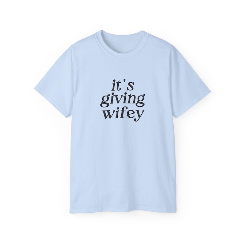 Its Giving Wifey T-shirt - Bride to Be-shirt, pasgetrouwde T-shirt, aangepast verlovingscadeau, huwelijksreisoutfit, trouwdag T-shirt, Wifey Vibes, bruid afbeelding 6