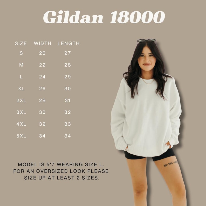 Pu&ograve; includere: Tabella delle taglie per le felpe Gildan 18000, che mostra le misure di larghezza e lunghezza in pollici per le taglie dalla S alla 5XL. La tabella include anche una nota che indica che la modella &egrave; alta 5'7" e indossa la taglia L, e che per un look oversize, si consiglia di prendere almeno due taglie in pi&ugrave;.