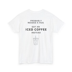 多分ハグが必要 アイスコーヒーTシャツ - 面白いコーヒー好きのコットンシャツ、TikTokで話題のTシャツ 画像 3