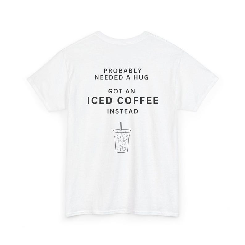 多分ハグが必要 アイスコーヒーTシャツ - 面白いコーヒー好きのコットンシャツ、TikTokで話題のTシャツ 画像 3