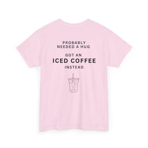 多分ハグが必要 アイスコーヒーTシャツ - 面白いコーヒー好きのコットンシャツ、TikTokで話題のTシャツ 画像 7