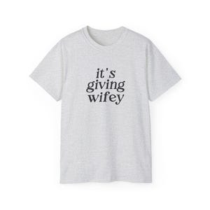 Its Giving Wifey T-shirt - Bride to Be-shirt, pasgetrouwde T-shirt, aangepast verlovingscadeau, huwelijksreisoutfit, trouwdag T-shirt, Wifey Vibes, bruid afbeelding 4