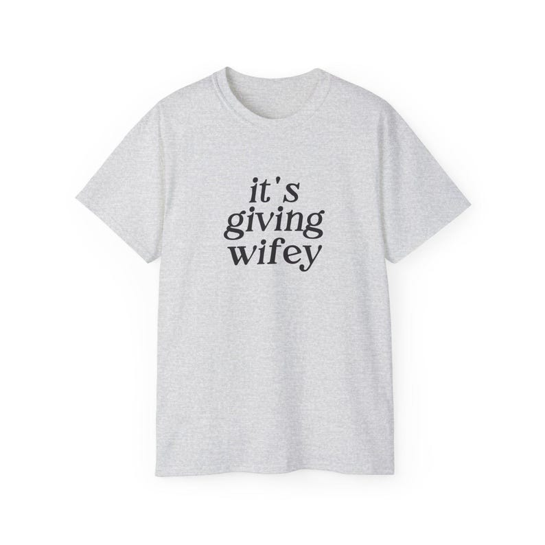 Its Giving Wifey T-shirt - Bride to Be-shirt, pasgetrouwde T-shirt, aangepast verlovingscadeau, huwelijksreisoutfit, trouwdag T-shirt, Wifey Vibes, bruid afbeelding 4