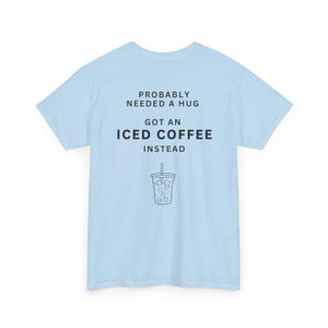 多分ハグが必要 アイスコーヒーTシャツ - 面白いコーヒー好きのコットンシャツ、TikTokで話題のTシャツ 画像 6
