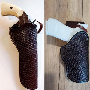 Könnte beinhalten: Ein dunkelbraunes Lederholster mit Korbgeflechtmuster. Links ist ein Revolver mit cremefarbenem Griff im Holster zu sehen. Rechts befindet sich eine weiße halbautomatische Pistole, die mit einem braunen Lederriemen im Holster gesichert ist.