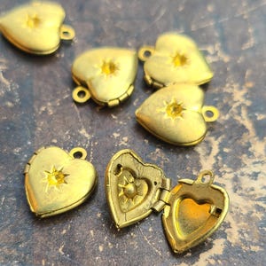 Sweet and Petite Vintage Brass Heart Locket - Victorian Style, DIY Rhinestone Center, Frame Inset Center, design with heart, .5&quot; LOCK118