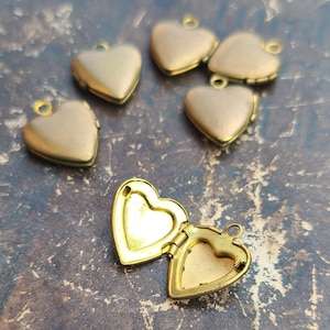 Sweet and Petite Vintage Brass Heart Locket - Non decorated, Plain Jane heart, Frame Inset Center, design with heart, .5&quot; LOCK120