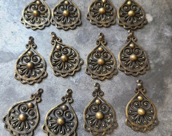 Vintage Brass Cut Work Filigree Finding ~ Filigree Finding ~ filigree Charm for Earring, Necklace ~ 4 pcs ~ new lower price and color choice