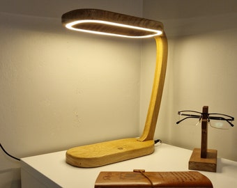 Lampada da scrivania a LED IVYLUX in legno di quercia con caricatore wireless integrato e dimmer tattile