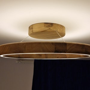 Lampada da soffitto a LED Ivylux realizzata artigianalmente in legno di noce con luce calda dimmerabile immagine 3