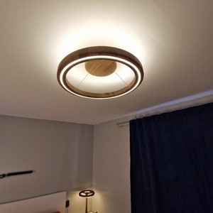 Lampada da soffitto a LED Ivylux realizzata artigianalmente in legno di noce con luce calda dimmerabile immagine 4