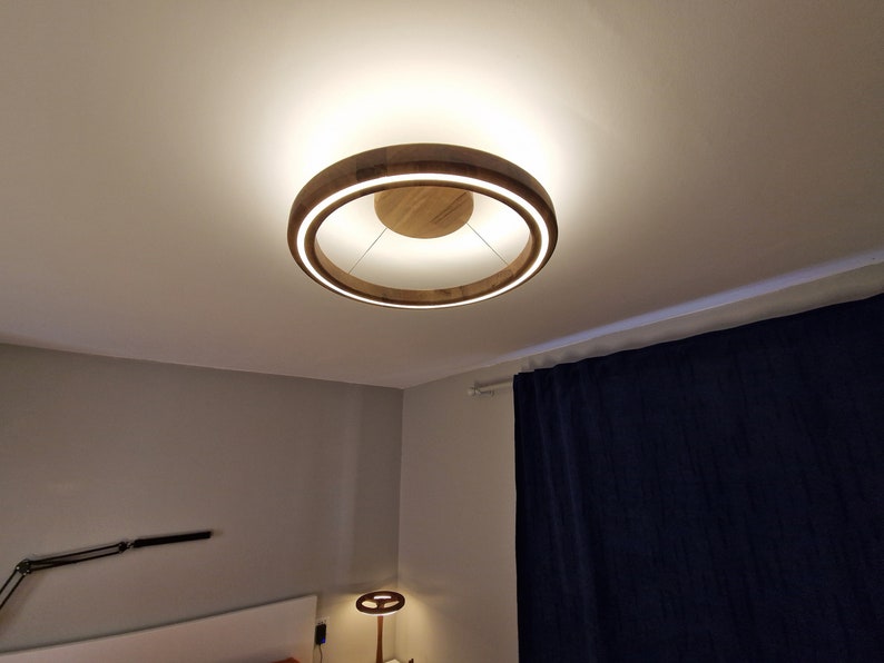 Lampada da soffitto a LED Ivylux realizzata artigianalmente in legno di noce con luce calda dimmerabile immagine 4