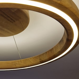 Lampada da soffitto a LED Ivylux realizzata artigianalmente in legno di noce con luce calda dimmerabile immagine 2