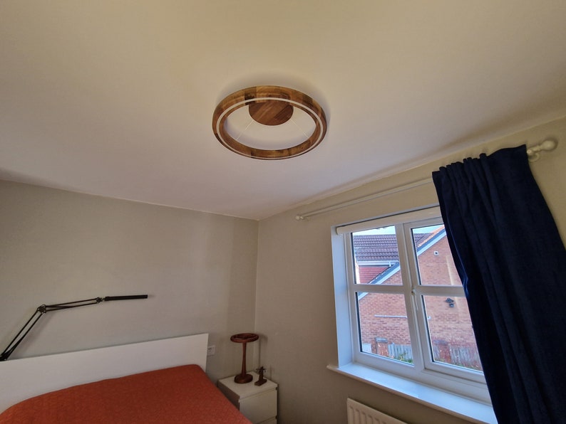 Lampada da soffitto a LED Ivylux realizzata artigianalmente in legno di noce con luce calda dimmerabile immagine 5