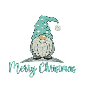 Może przedstawiać: Niebieski krasnal z białą brodą i niebieskim kapeluszem w białe kropki. Krasnal stoi na białym tle z napisem "Merry Christmas" w kolorze niebieskim.