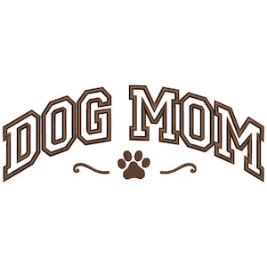 Może przedstawiać: Brązowy i biały tekst "DOG MOM" z odciskiem łapy w środku. Tekst jest pogrubiony, w blokowym kroju pisma.