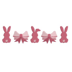 Op de afbeelding: Vijf roze geborduurde ontwerpen, waaronder drie konijnen en twee strikken, zijn in een rij gerangschikt. De konijnen kijken naar links en rechts, terwijl de strikken gecentreerd zijn.