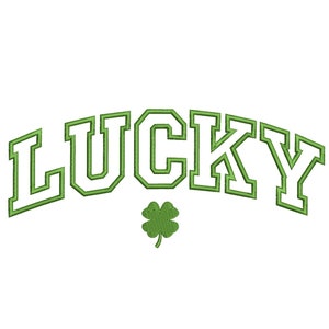 Op de afbeelding: Groen en wit geborduurd ontwerp van het woord "LUCKY" in een varsity-lettertype met daaronder een groen vierbladig klavertje.