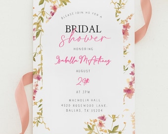 Può includere: Un biglietto d'invito bianco con decorazioni floreali e testo rosa che recita "BRIDAL Shower" in onore di Isabella Martinez. La carta include la data, l'ora e il luogo dell'evento, con un nastro rosa sullo sfondo.